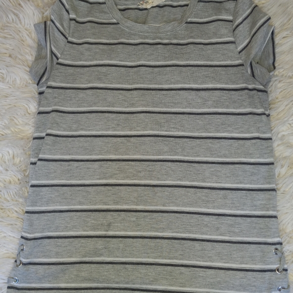 grey and white stripes tee w/ detail on sides - Picture 2 of 5